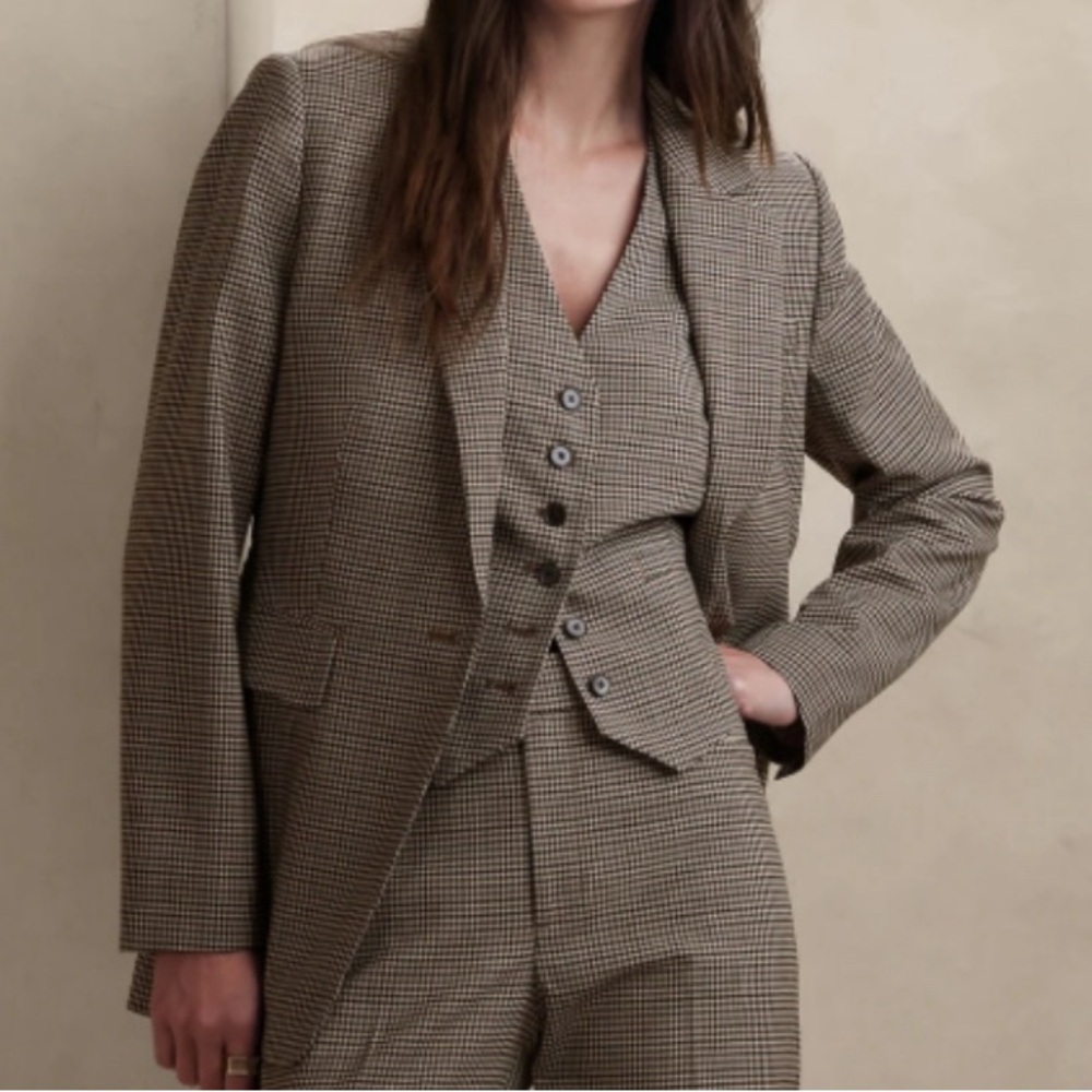 Italian Wool blazer banana republic
Neutral Plaid 10